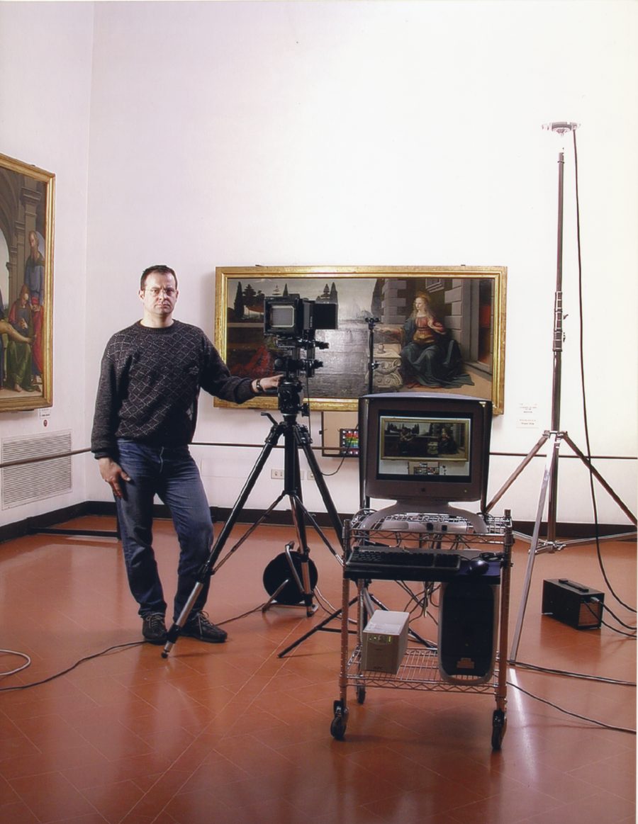 Stefano Palai agli Uffizi accanto al banco ottico durante la ripresa dell'Annunciazione di Leonardo