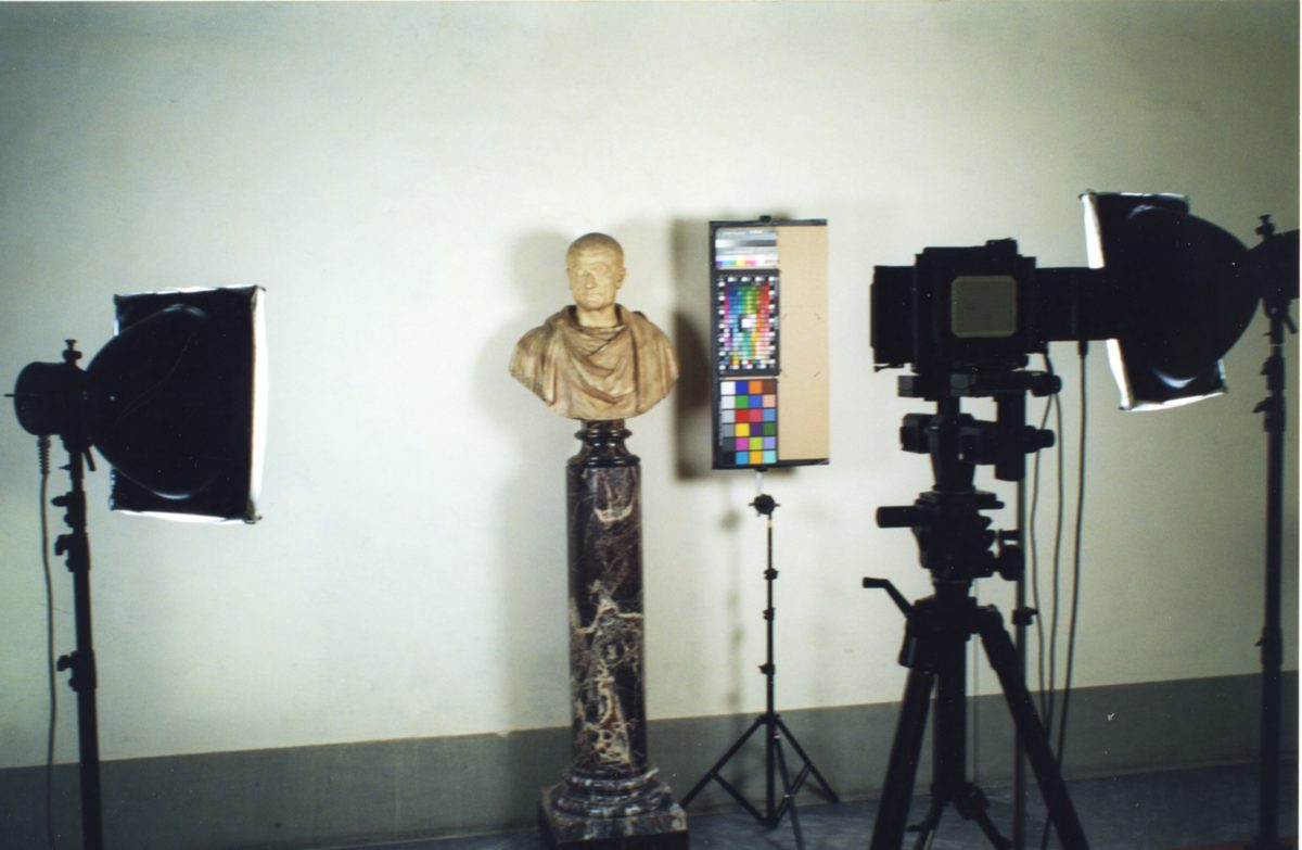Ripresa di un busto antico agli Uffizi con tabella colore di riferimento e luci certificate