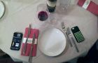 Smartphone a tavola: dove appoggiarlo